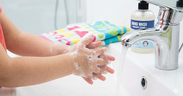 ruke deteta dok se peru sapunom kao mera prevencije šarlaha